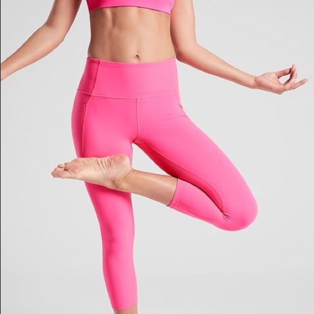 Salutation Stash Pocket Capri in Powervita